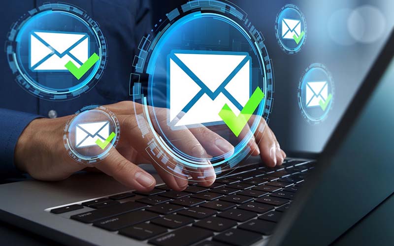 Schermata di campagna email marketing sanitario con statistiche di apertura e click su computer